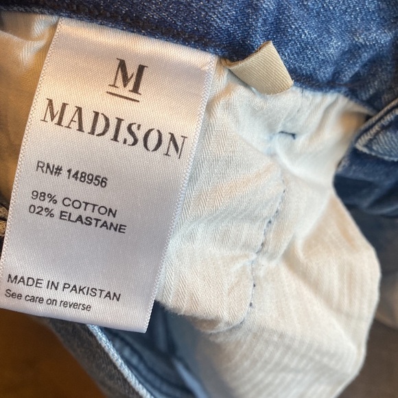 Distressed Denim Shorts Madison light wash summer casual size 6 - Picture 6 of 7